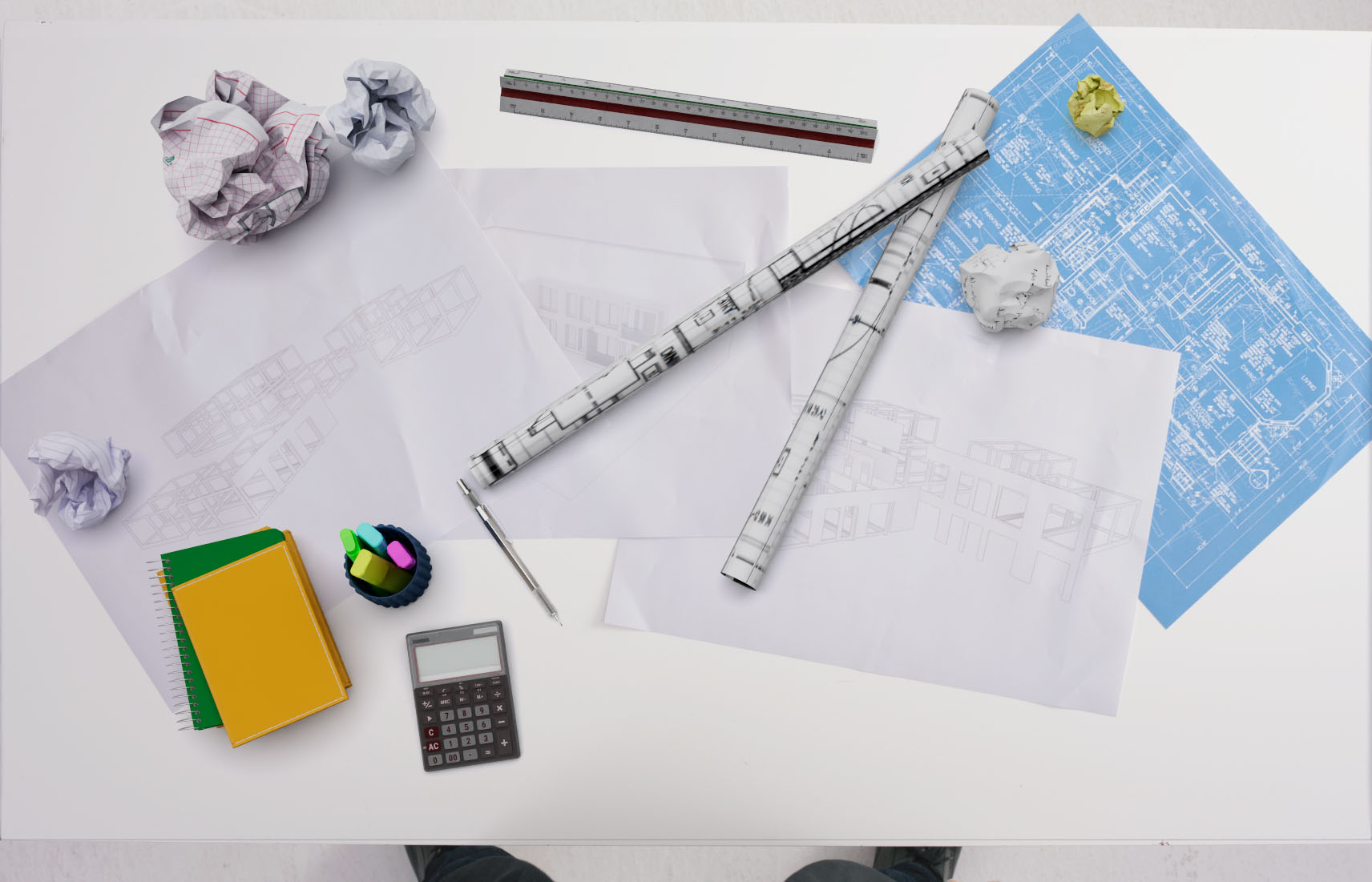 Ein Schreibtisch mit Bauplänen, Bleistiften und einem Taschenrechner.
